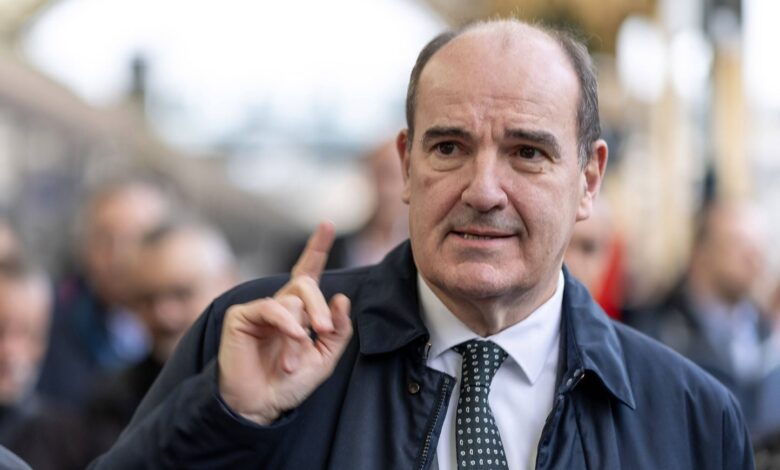 El TGV a Saint-Malo tiene un retraso de 4,5 horas, el director general Jean Castex lleva bandejas de comida a los pasajeros El TGV a Saint-Malo tiene un retraso de 4,5 horas, el director general Jean Castex lleva bandejas de comida a los pasajeros